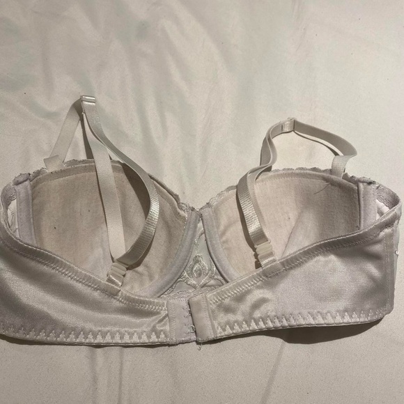 Gorgeous vintage white lace bra - Picture 3 of 4